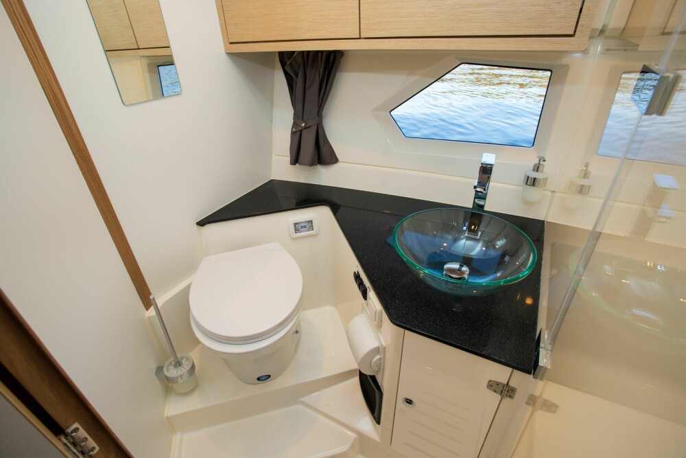 <b>DELT LØSNING:</b> Toalett og separat dusjnisje er fint når flere skal bo om bord på helgetur eller ferie. 