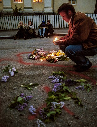 <b>SYV DØDE:</b> På åstedene for drapene i Falun satte folk ned lys og la ned blomster i sjokk og fortvilelse over ugjerningene.