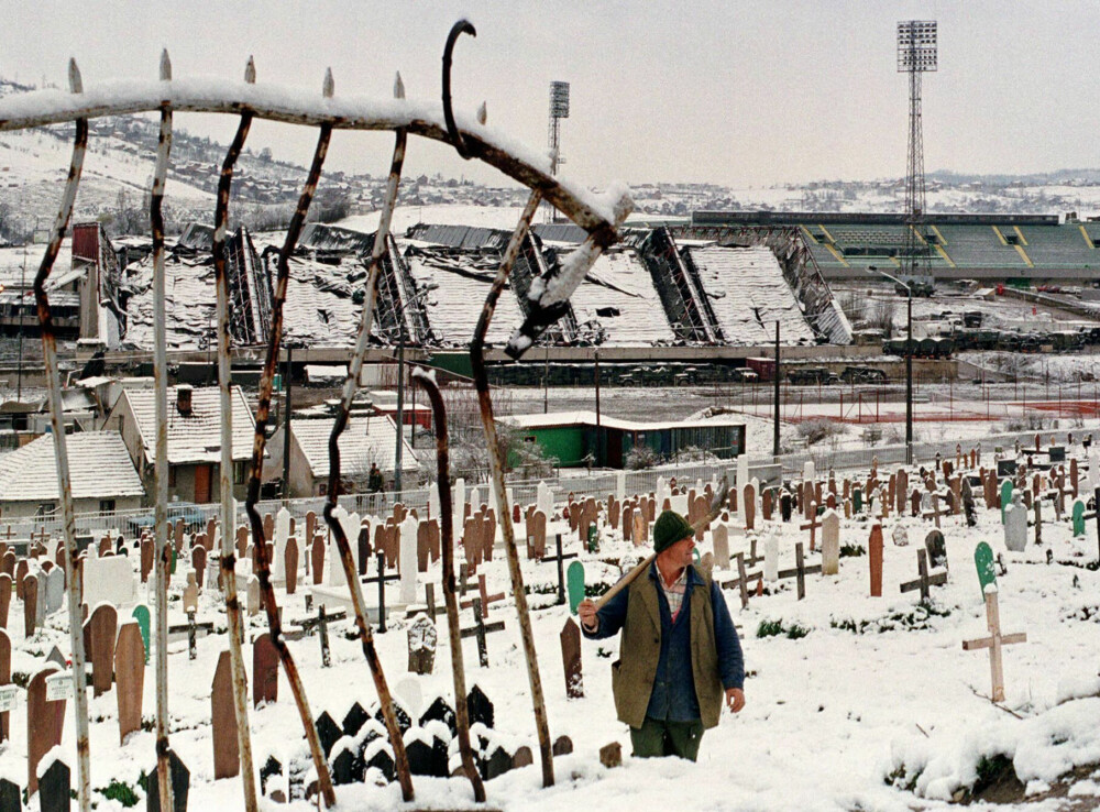 <b>UNDER KRIGEN:</b> En ødelagt OL-stadion har fått en krigskirkegård som nærmest nabo.