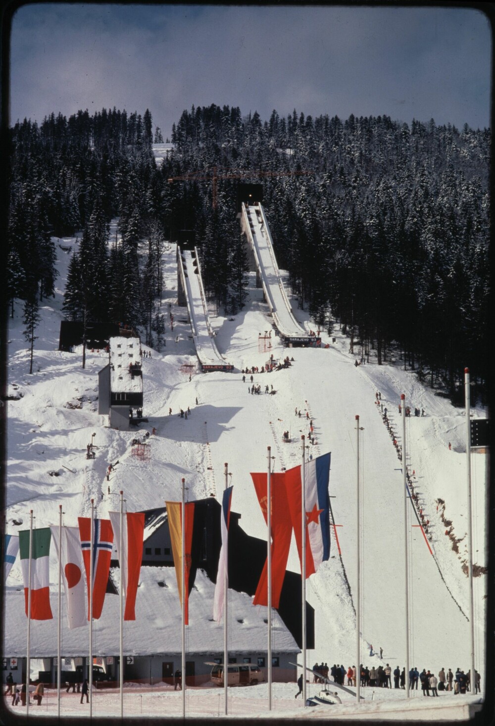 <b>OL-ANLEGG:</b> Blant annet det norske flagget vaiet ved OL-hoppbakkene på Igman i 1983. 