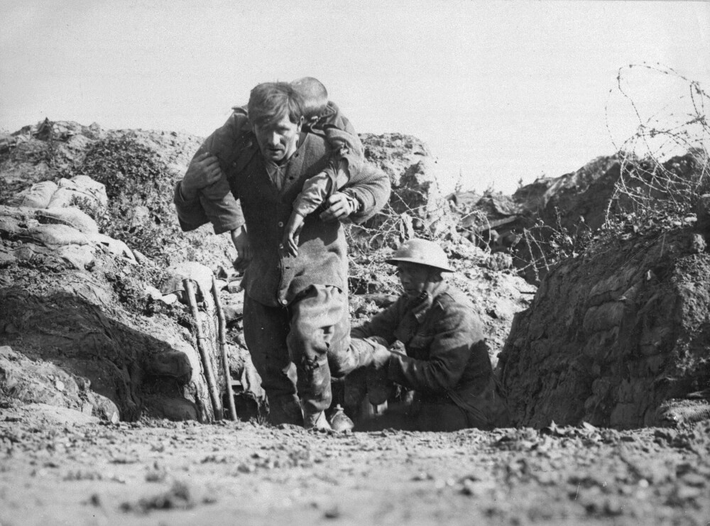 <b>TUNGE TAP:</b> En britisk soldat bærer sin sårede kamerat etter angrepet på landsbyen Beaumont Hamel, hvor over 5000 briter falt 1. juli 1916, slagets første dag. Landsbyen ble ikke tatt før i midten av november.