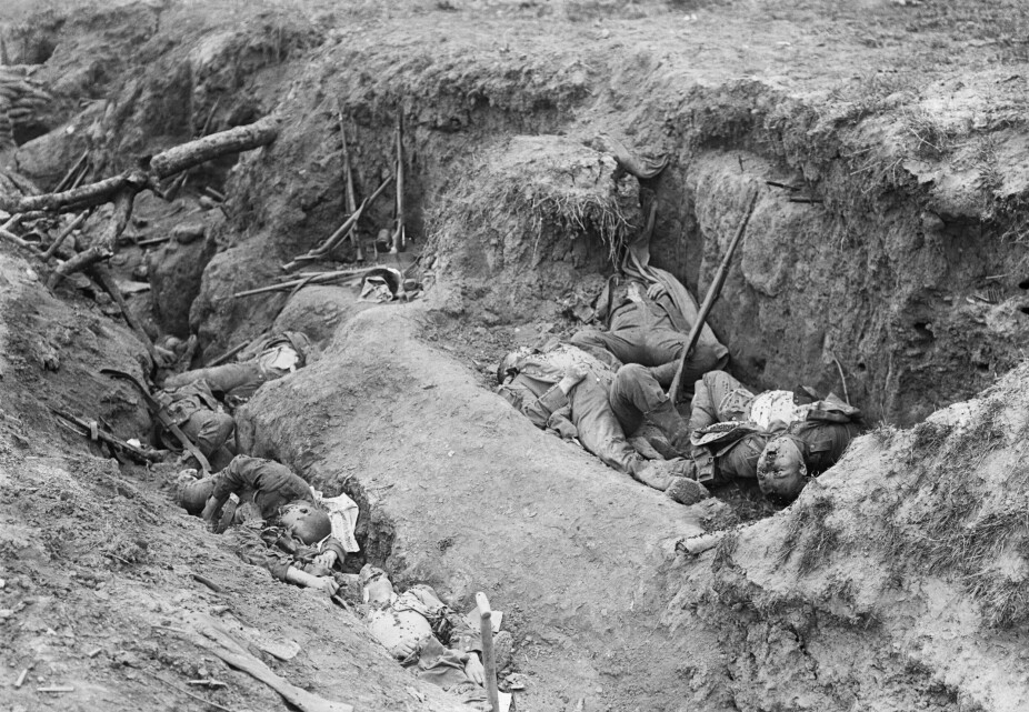 <b>MENINGSLØS DØD:</b> Tyske soldater ble etterlatt i skyttergravene og funnet av britiske soldater under ett av mange angrep som ikke påvirket hverken krigens gang eller utfallet av Slaget om Somme. Bildet er tatt like ved landsbyen Ginchy i august 1916.
