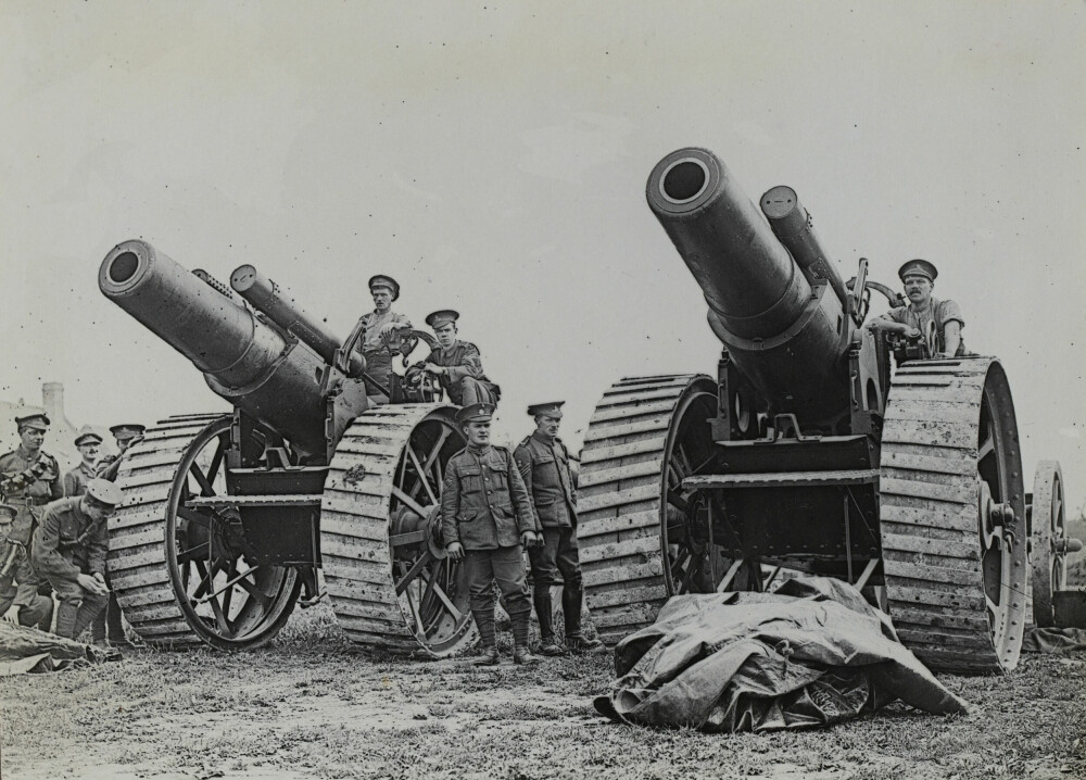 <b>GIGANTER:</b> To 203 mm haubitser klar til strid ved La Houssoye i august 1916. Disse kjempene hadde en rekkevidde på 11 kilometer med sine 90 kilos granater.