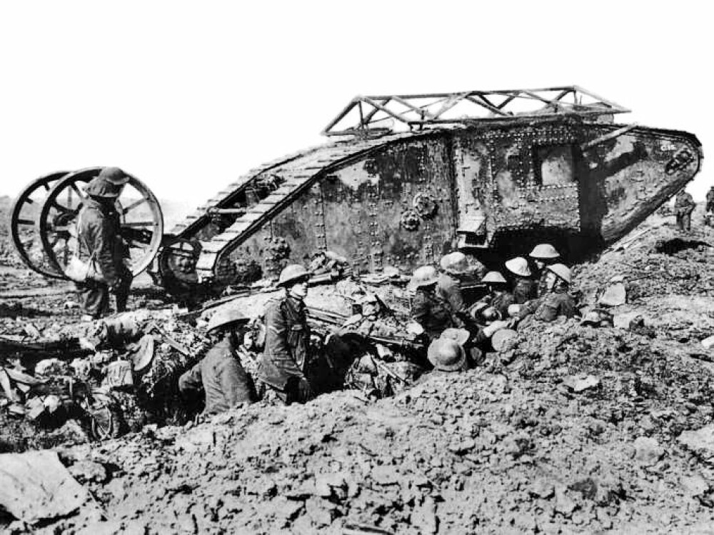 <b>SLAGSKIP PÅ LAND:</b> Stridsvognen, en ny oppfinnelse, gjorde sin entré på verdens slagmarker nettopp i Somme-offensiven. Her den britiske Mark I ved Thiepval i september 1916. 