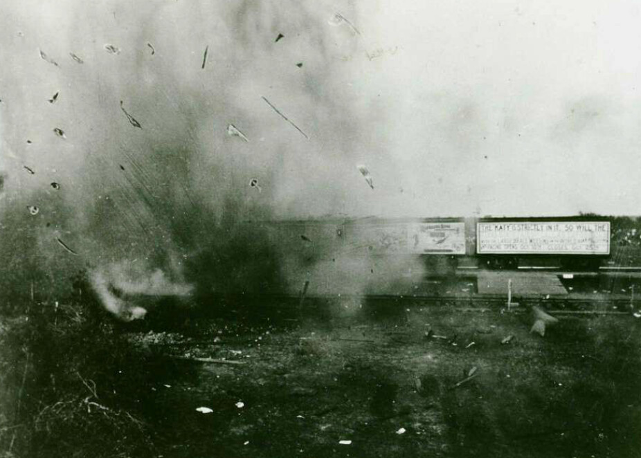 <b>BRAKET:</b> Kort tid etter at dette bildet ble tatt, traff en bolt fra ett at lokomotivene øyet til fotografen Jarvis Deane. Han ble senere bare kjent som Joe One Eye Deane.