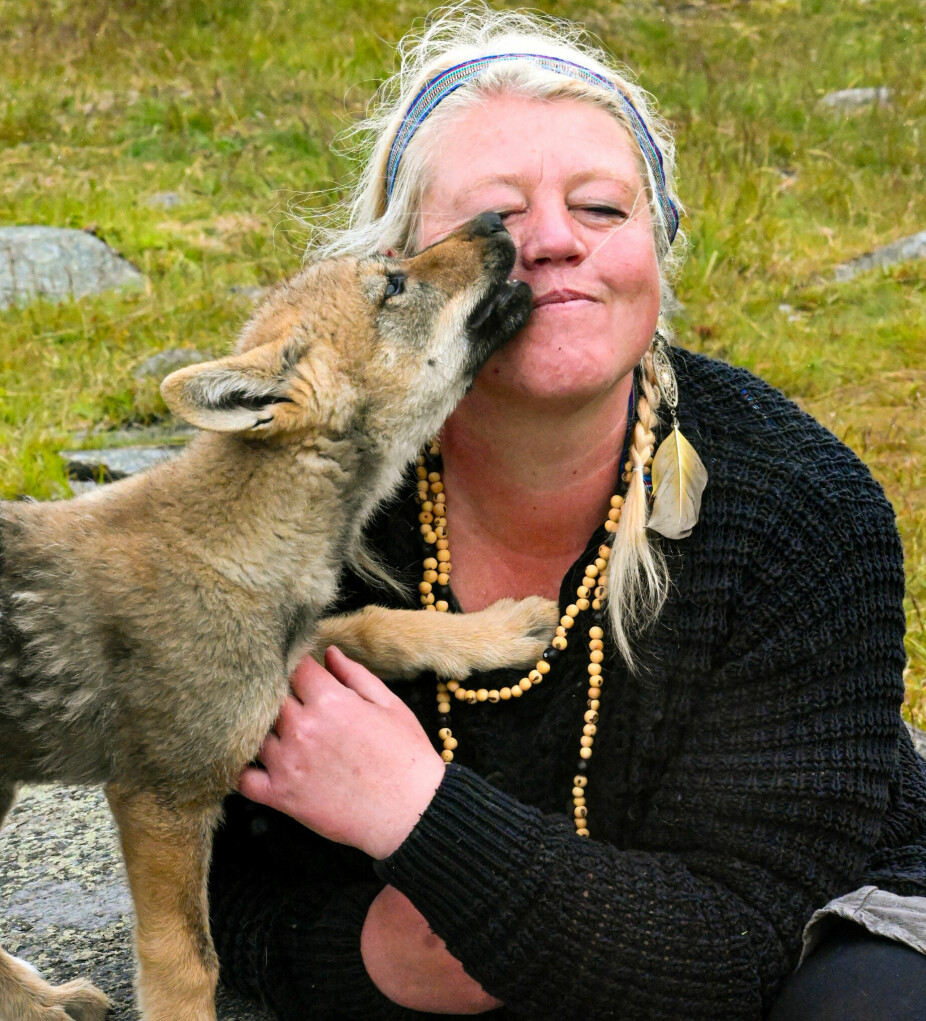 <b>KJÆRLIGHET:</b> Dyreansvarlig Anne Grete og ulvevalpen Nare er bestevenner. 
