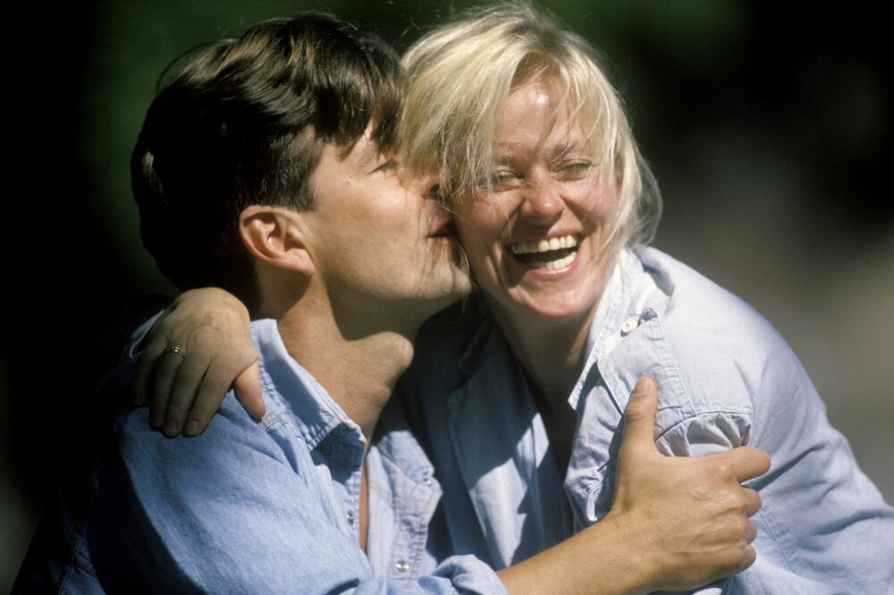 <b>NYGIFTE:</b> Skuespillerne Anne Marie Ottersen og Lasse Lindtner fotografert sommeren 1990, nygifte og nyforelsket. 