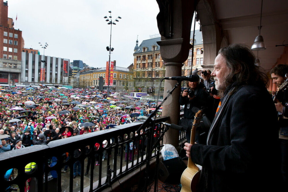 BARN AV REGNBUEN: Da Lillebjørn sang for 40 000 mennesker på Youngstorget i forbindelse med rettssaken etter terroren i 2011, fikk han oss til å kjenne på den styrken og varmen som ligger i et sterkt fellesskap.