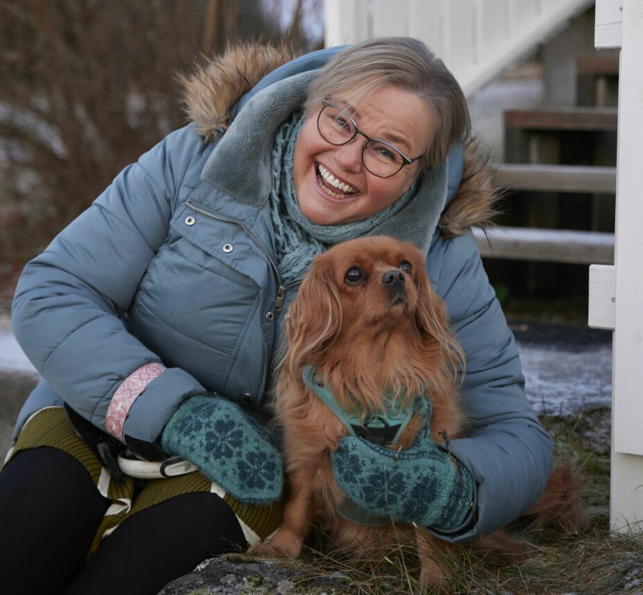 <b>GLAD OG FORNØYD: </b>– Legene sier jeg er heldig som lever, forteller Ellen Brandt. Hun finner nye glede i hunden Mille.