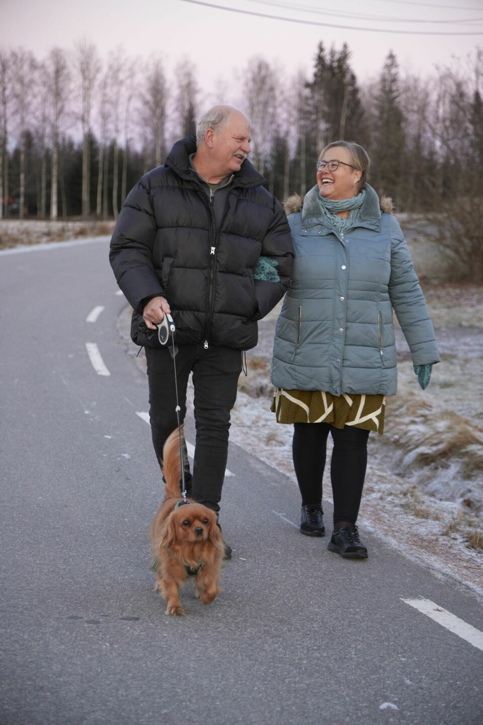 FRISK LUFT: – Jeg har verdens snilleste mann, sier Ellen om sin kjære Tor Egil. Paret går tur hver dag sammen med hunden Mille.