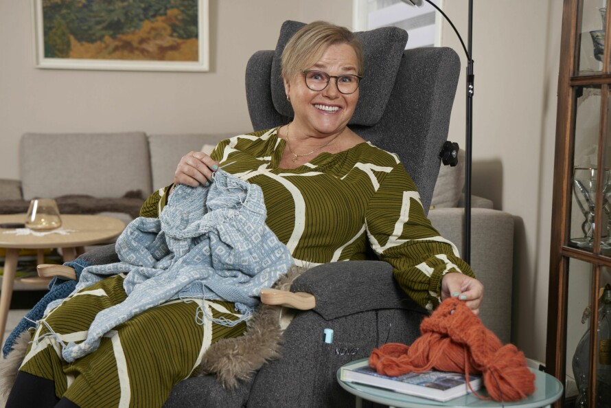 STAS: Hver uke møter Ellen naboer til håndarbeid. – Vi skravler og koser oss over et glass vin mens vi strikker, sier Ellen.