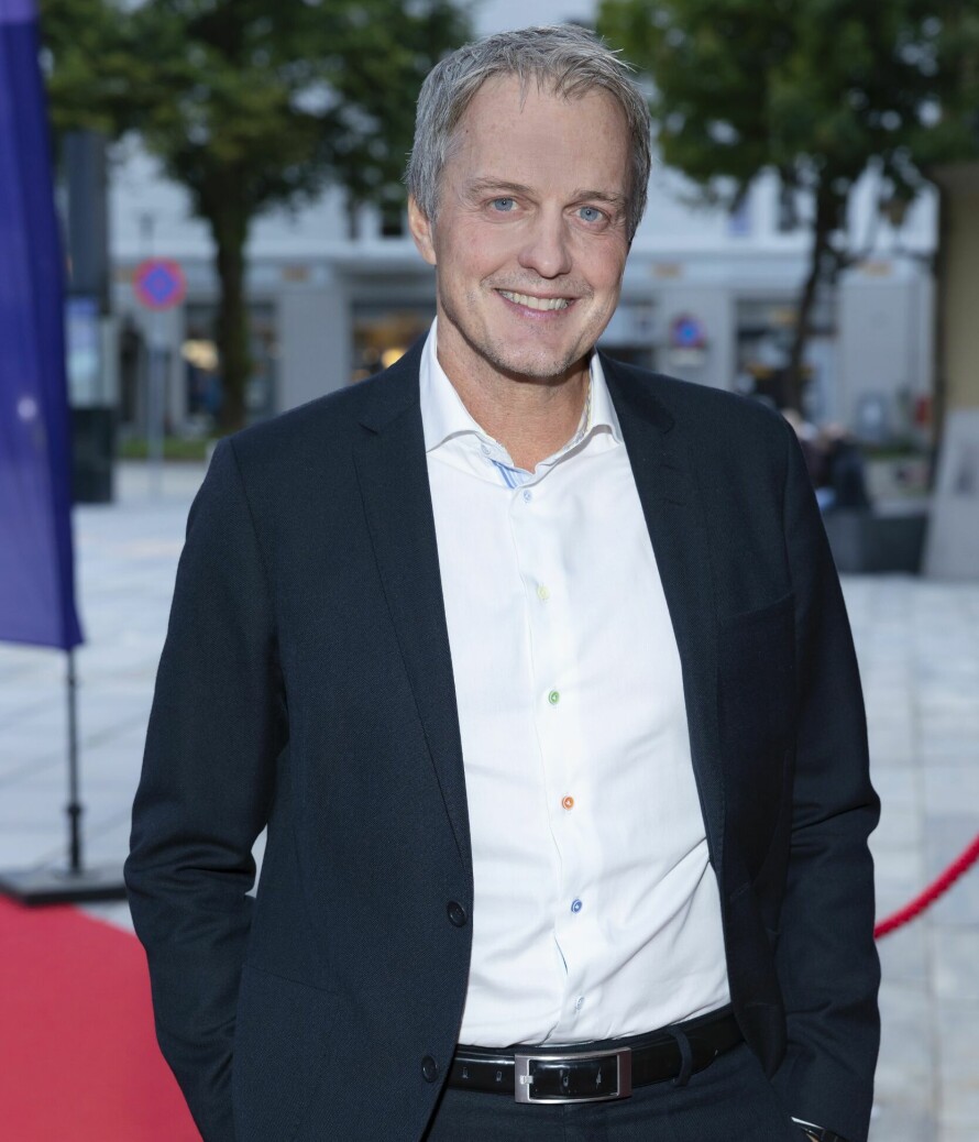 SPREK 50-ÅRING: TV 2s nyhetsanker Sturla Dyregrov har tilbrakt halve livet i TV-ruta. Nå har trebarnsfaren fylt 50 år.