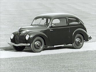 <b>TAUNUS ANNO 1939:</b> Den aller første Taunus-en kom i 1939 og etterfulgte Ford Eiffel. Taunus fikk navn etter bergmassivet i Hesse, Tyskland. Bilen ble produsert av Ford Verke AG i Köln. 