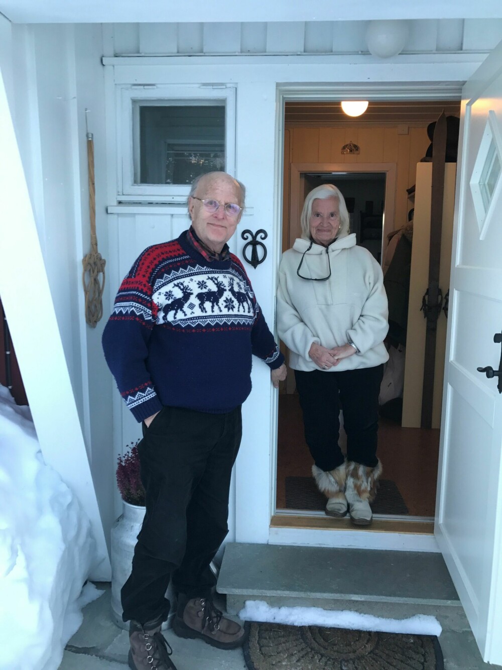 <b>ET AKTIVT PAR:</b> Kari og ektemannen Tore på hytta i Valdres. De stortrives i hverandres selskap. Bildet er tatt av Tores datter.