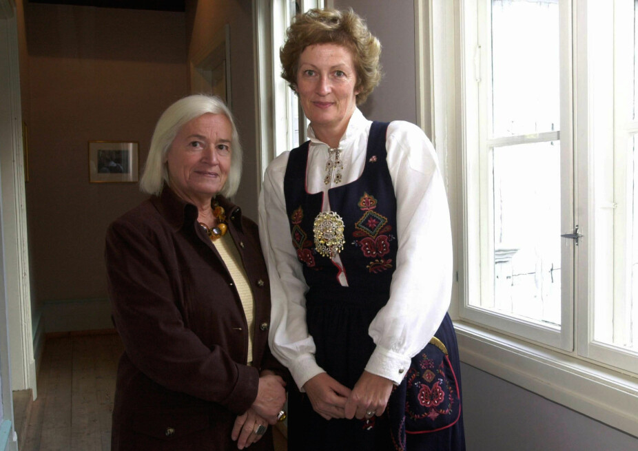 <b>FOKUS PÅ BARN:</b> Daværende generalsekretær i Norske Kvinners Sanitets­forening, Turid Dankertsen og Kari Killén, i forbindelse med at Killén fikk pengestøtte fra NKS til sitt arbeid.