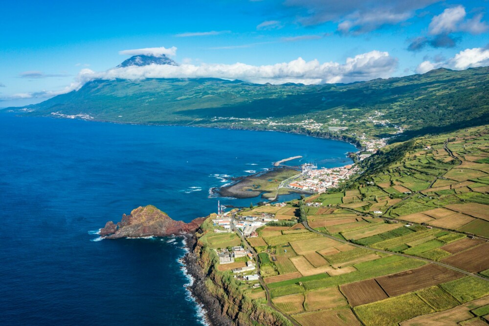 <b>UTE I ATLANTEREN:</b> Azorene består av ni øyer langt ute i Atlanter­havet og ligger spredt over et område på nesten 600 km. Øygruppen er kjent for et mildt, sub­tropisk klima. Bildet er fra øya Pico og 2352 meter høye Pico Alto, som er Portugals høyeste fjell. São Miguel er den største av Azorene, mens Corvo er den minste. 