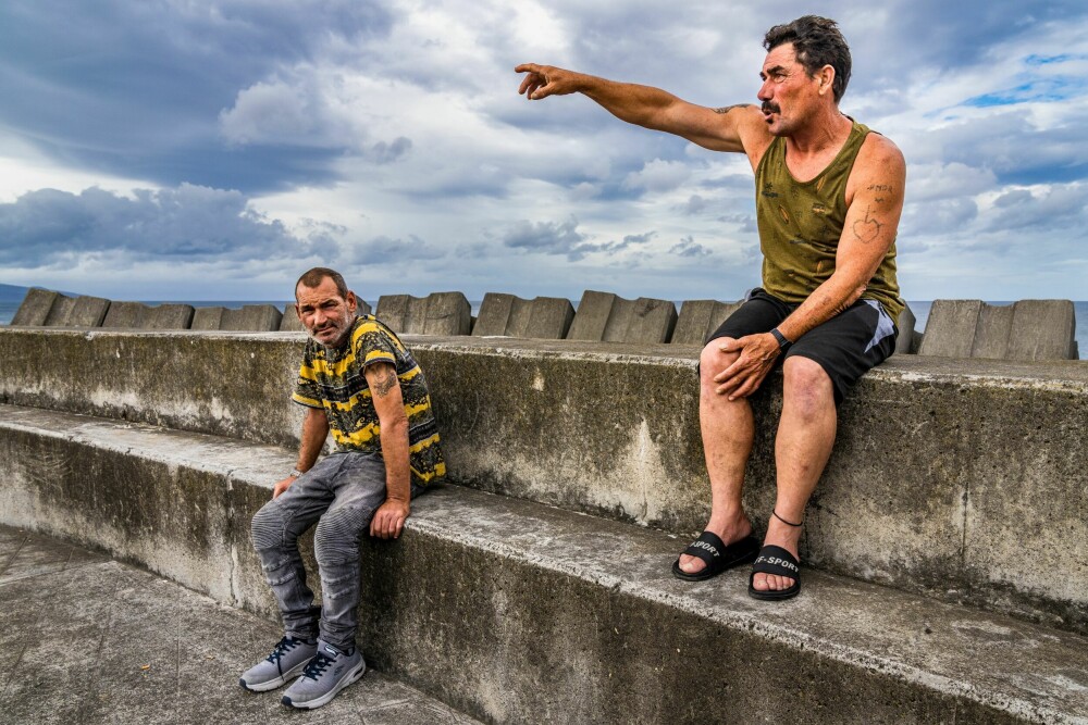 <b>SMUGLERHISTORIE:</b> Yrkes­fiskeren Jorge peker mot stedet der et hundretall kilo kokain fløt i land etter at en colombi­ansk seilbåt kullseilte utenfor havnen i Rabo de Peixe på São Miguel.