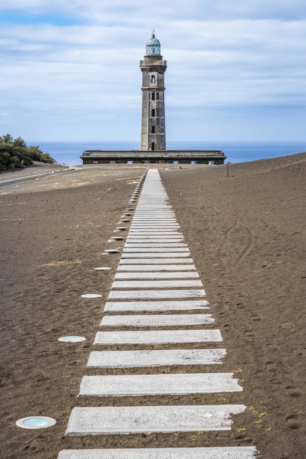 <b>IKON:</b> Fyrtårnet Farol da Ponta dos Capelinho er et ikon på øya Faial. Fyrtårnet ble ødelagt da vulkanen Capelinhos hadde utbrudd i 1957–58.