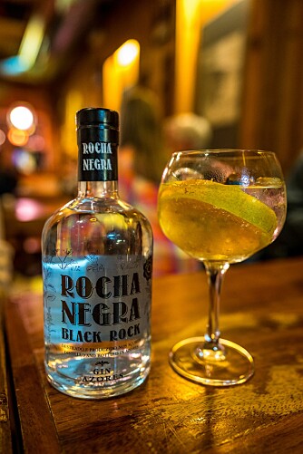 <b>HOS PETER'S:</b> Gin Rocha Negra er satt sammen av blant annet sitrusfrukter og aromatiske planter fra Azorene.