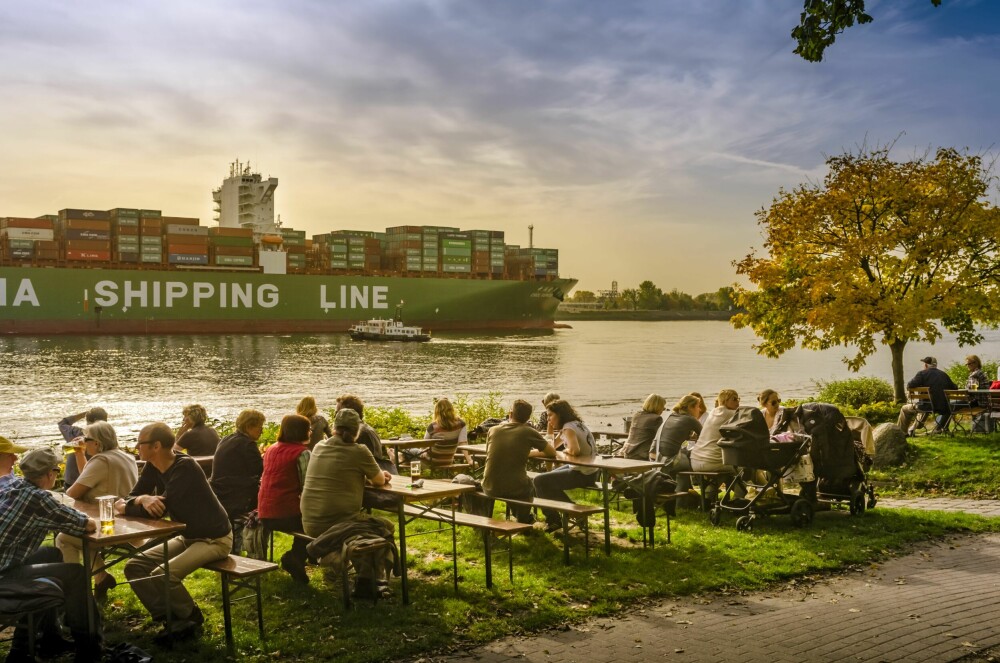 <b>TETT PÅ:</b> Noe av det hyggeligste med Hamburg er at du aldri er langt unna elven og førsterad til den travle havna.