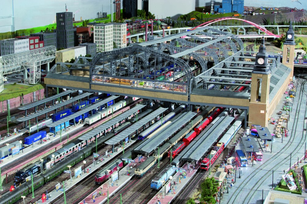 <b>MINI-HAMBURG:</b> Hamburg og Hauptbahnhof kan også oppleves i miniatyr på Miniatur Wonderland. Er du glad i modelljernbaner, så gå ikke glipp av Miniatur Wonderland i Speicherstadt, som skal være verdens største modelljernbane: Fordelt på 1610 kvadratmeter finner du blant annet 16 491 meter med togskinner, 1166 lokomotiver, 10 450 togvogner, 10 330 biler, 4669 bygninger, 145 000 trær og 11 temaverdener, blant dem Alpene og Scandinavia.