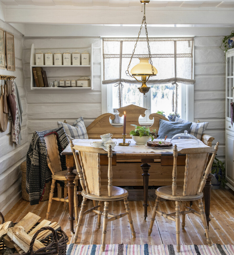 KAFFE OG KAKE: Kjøkkenet var malt av tidligere eier, så det slapp Vibecke å gjøre selv. Her koser hun seg gjerne med kaffe og hjemmebakt kake når hun har besøk.