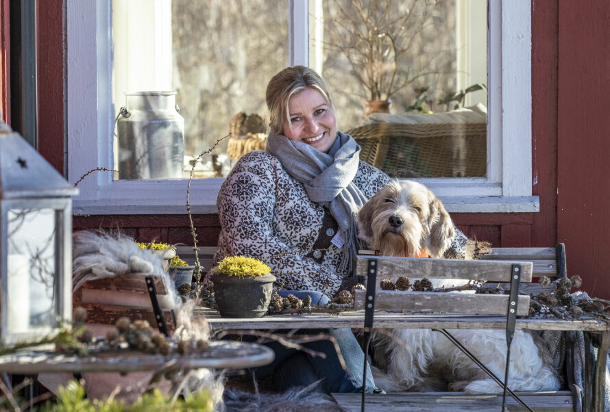 KOSEKROKEN: Vibecke og Trevor koser seg i solveggen.