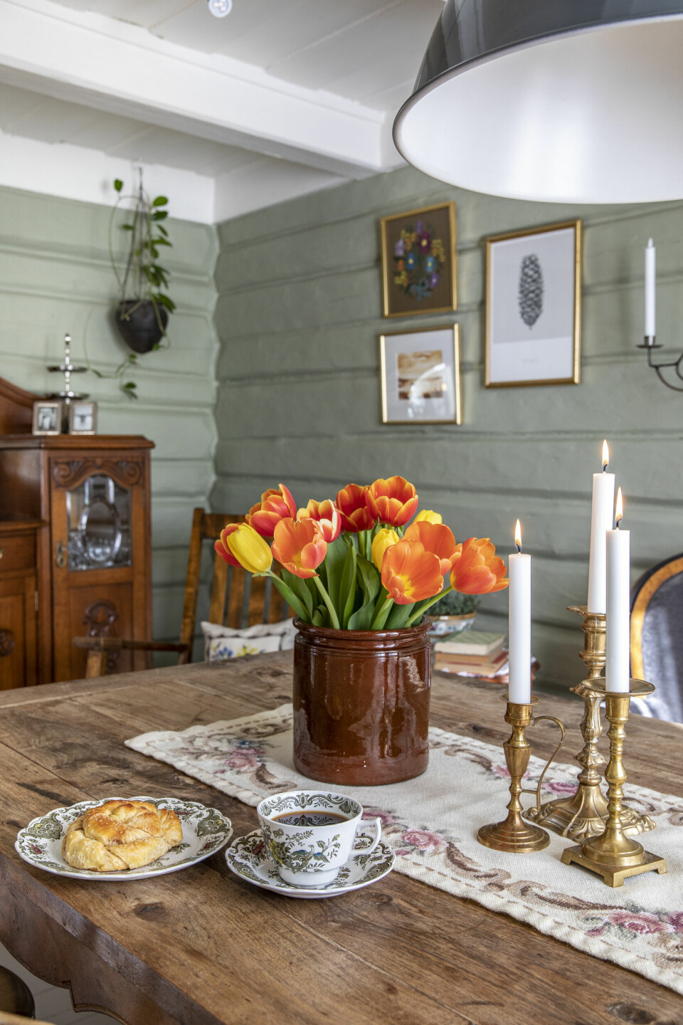 FLERE FARGER: Vibecke har lyst til å tilføre flere farger til huset, men hun må tenke litt mer på hvilke farger hun skal bruke. Fargen Laurbær ble hun veldig fornøyd med i spisestua.
