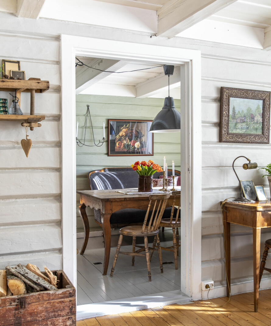 GAMLE RAMMER: Kjøkkenet og de to stuene er i den eldste delen av huset; en gammel tømmerkasse fra 1890, som ble flyttet hit.