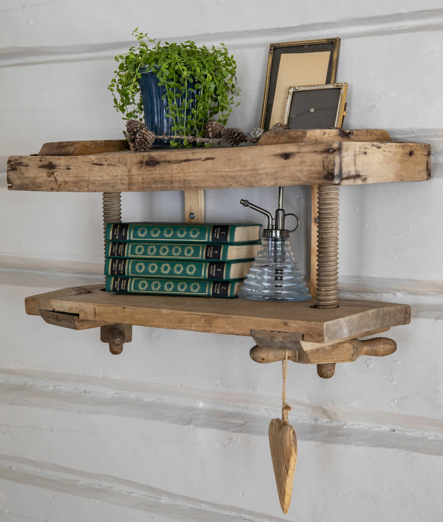 KLENODIUM: Vibecke liker godt å gå på skattejakt, og denne gamle syltepressa fant hun i kjelleren hos moren. Den ble så fin som vegghylle!