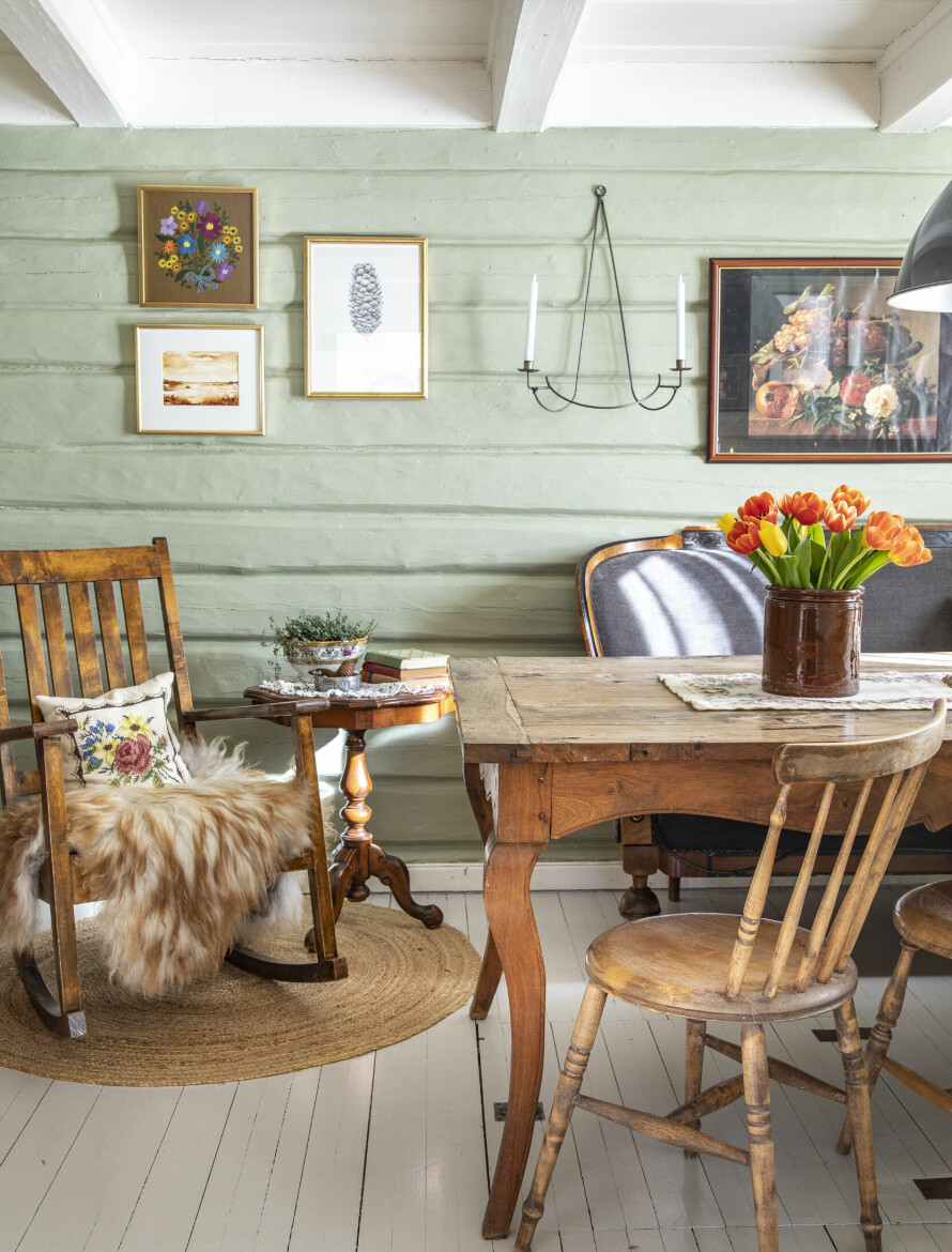 KLENODIUM: Det gamle spisebordet har fulgt Vibecke i mange år, og hun er veldig glad i den slitte patinaen. Sofabenken hentet hun gratis i Larvik, og gyngestolen fikk hun av ei venninne som ryddet på stabburet.
