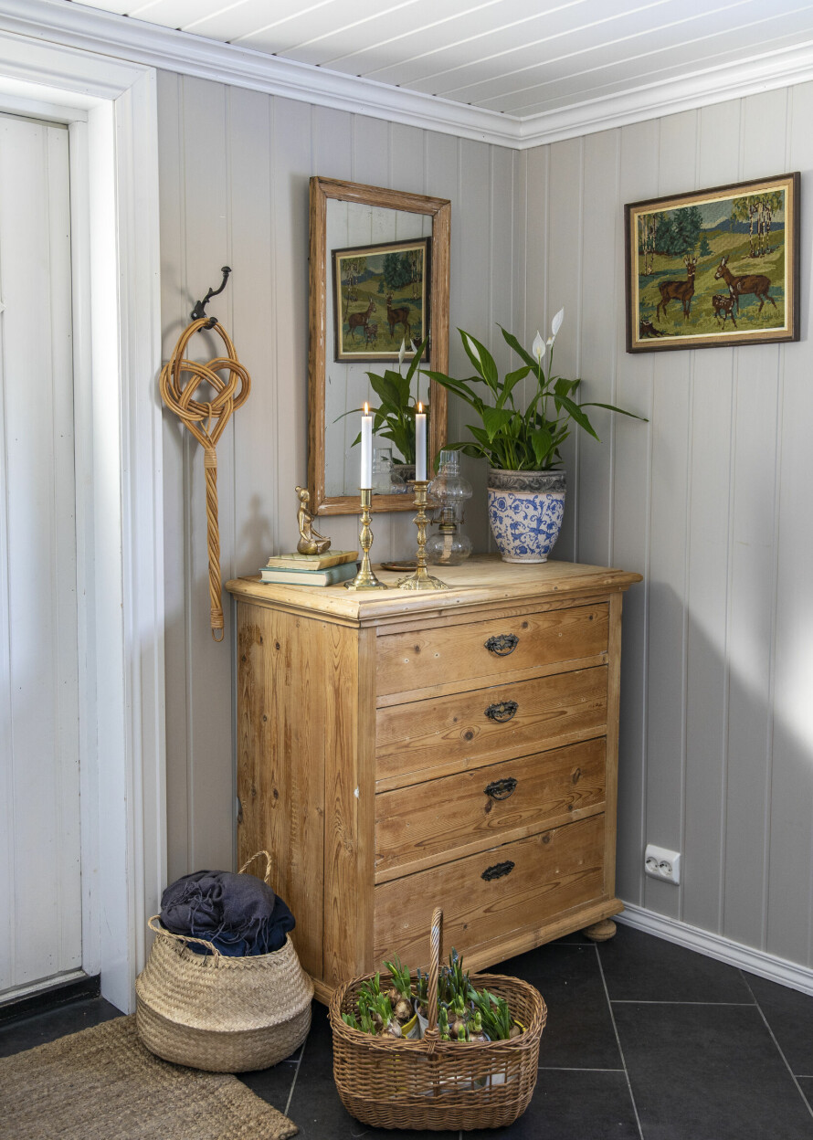 KOSELIG VELKOMST: Gangen er også en del av huset som er bygd på den opprinnelige tømmerkassa. Kommoden fikk hun av naboen, sammen med flere filleryer.