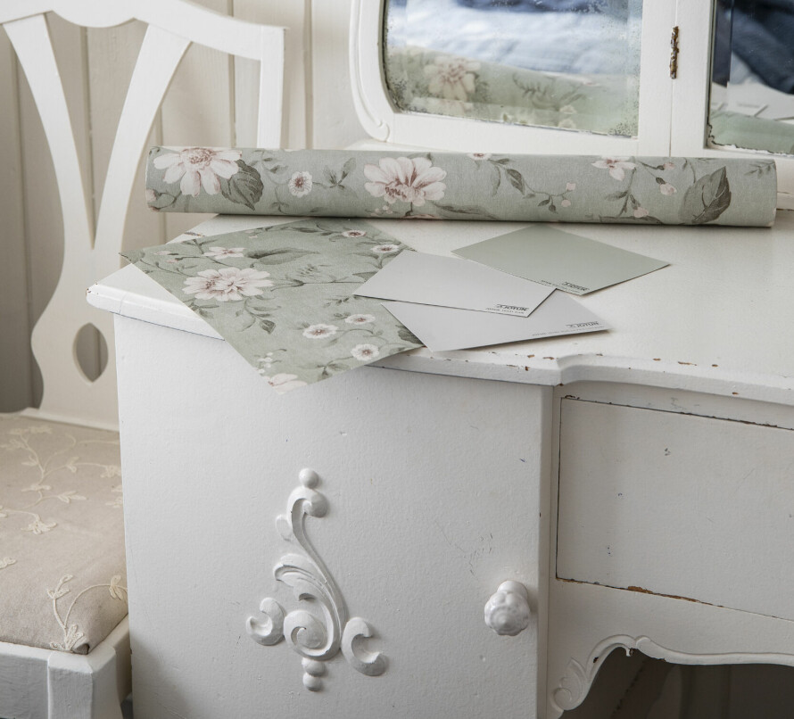 FARGEJAKT: Vibecke skal ikke ha hvitt soverom og har hentet en del fargeprøver. Tapetet skal hun ha på én vegg. Det koselige sminkebordet er fra farmoren.