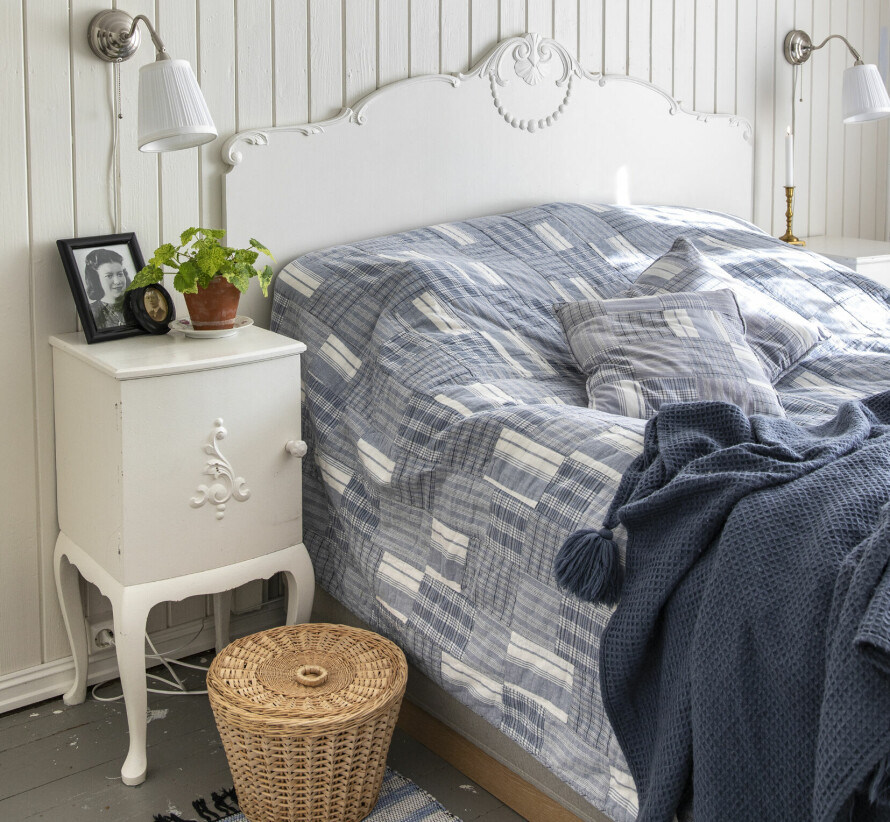 ARVEGODS: Møblementet på soverommet har hun arvet av farmoren. Hun var veldig glad i farmoren og har sittet ved sminkebordet masse da hun var liten. Inne i skapet sto det en lapp fra farmoren hvor det var skrevet at hun ønsket at Vibecke skulle få møblene etter at hun var gått bort.