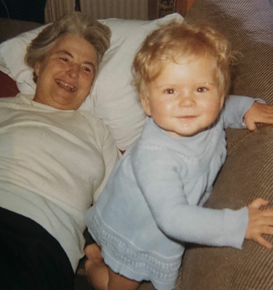 FOTOVANT: Allerede som liten hadde Vendela kameratekke. Her foreviget med sin mormor.