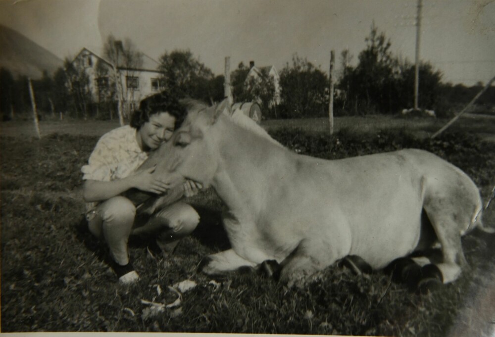 <b>UNG:</b> Olaug som ung sammen med familien Bakkevoll Pedersens hest. 