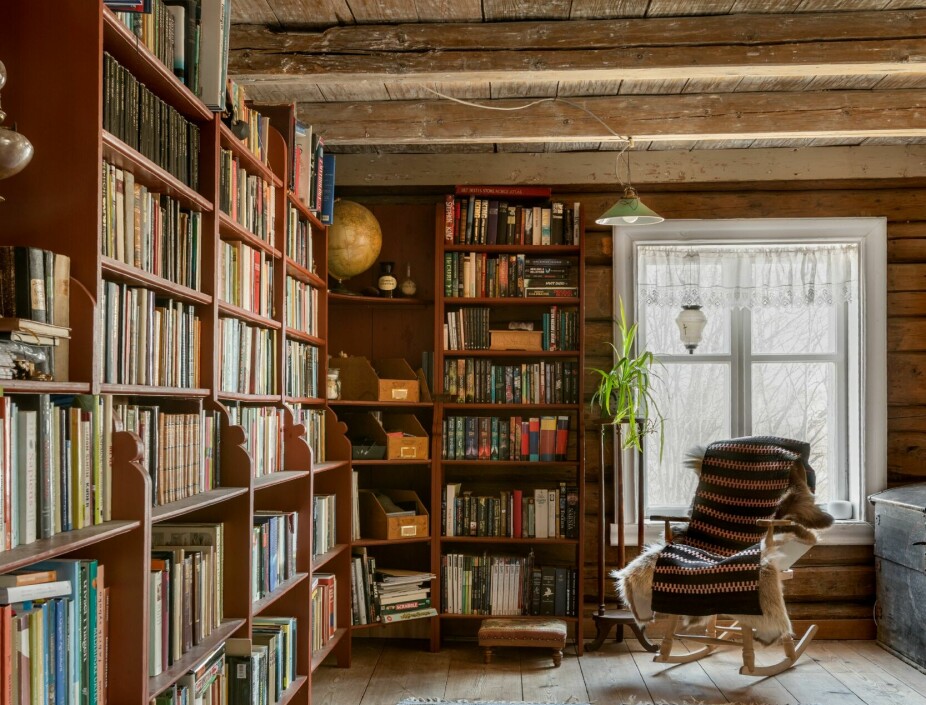 <b>SNEKRET BIBLIOTEK:</b> Det store rommet utenfor soverommene i andre etasje er blitt bibliotek med hjemmesnekrede bokhyller.