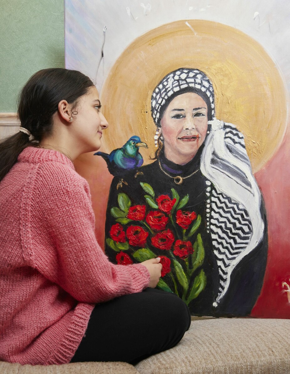 <b>MAMMA:</b> En venn av familien har malt portrett av Saras mamma Samar som fremdeles bor i Palestina. 