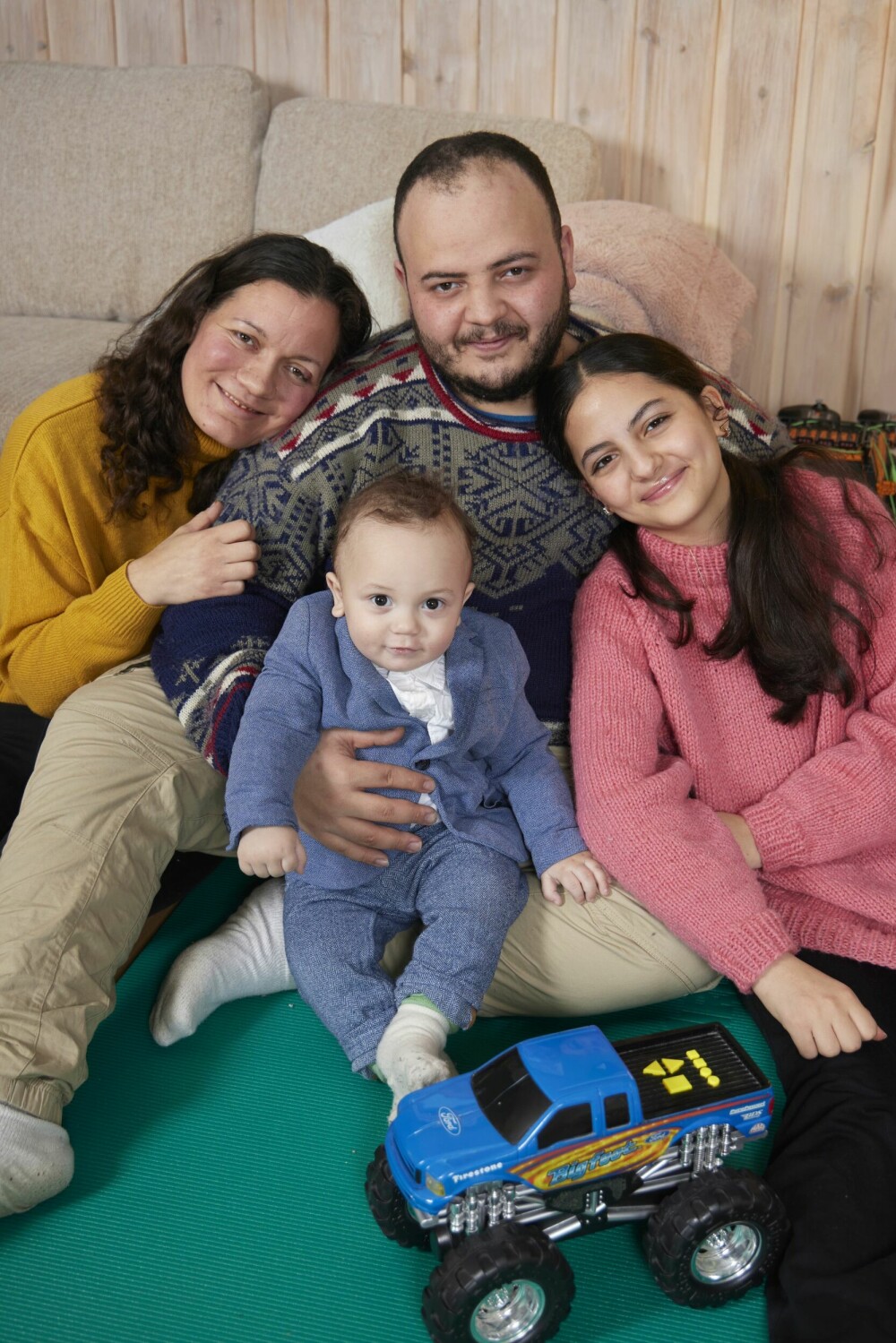 <b>HJEMME:</b> Endelig er Sara (15) hjemme hos familien: storebror Ahmad (28), Julia Lysgaard Shirazi (33) og sønnen deres Elias på elleve måneder. 
