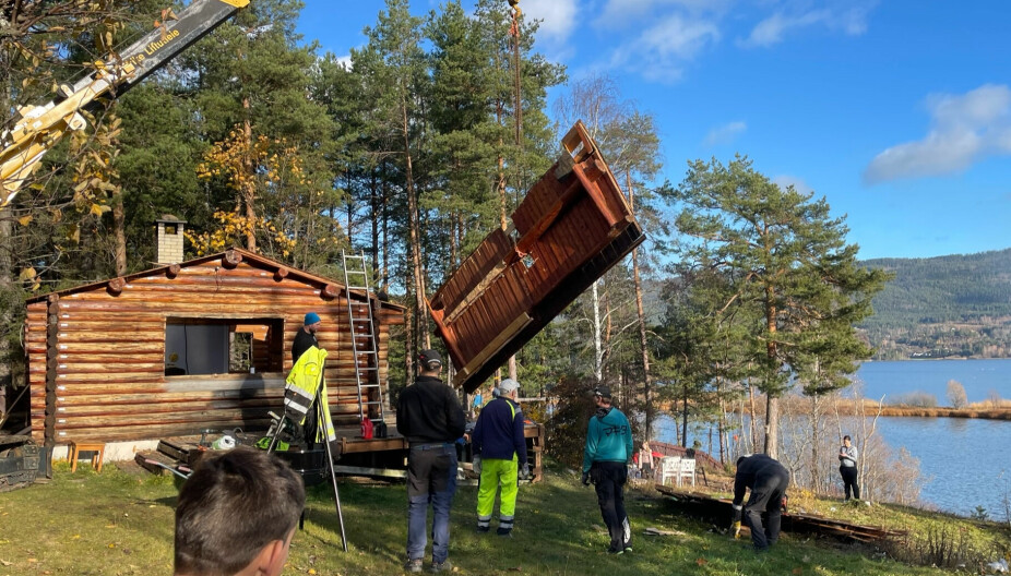 GAMMEL TØMMERHYTTE: Her demonteres den gamle hytta ved fjorden.