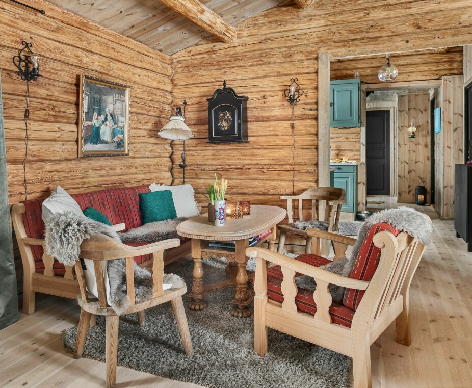 STÅR I STIL: Hytta på Vikerfjell er innredet med koselige og tradisjonelle hyttemøbler som står i stil med tømmerveggene. Her er det en fin blanding av arvegods og bruktkjøp.