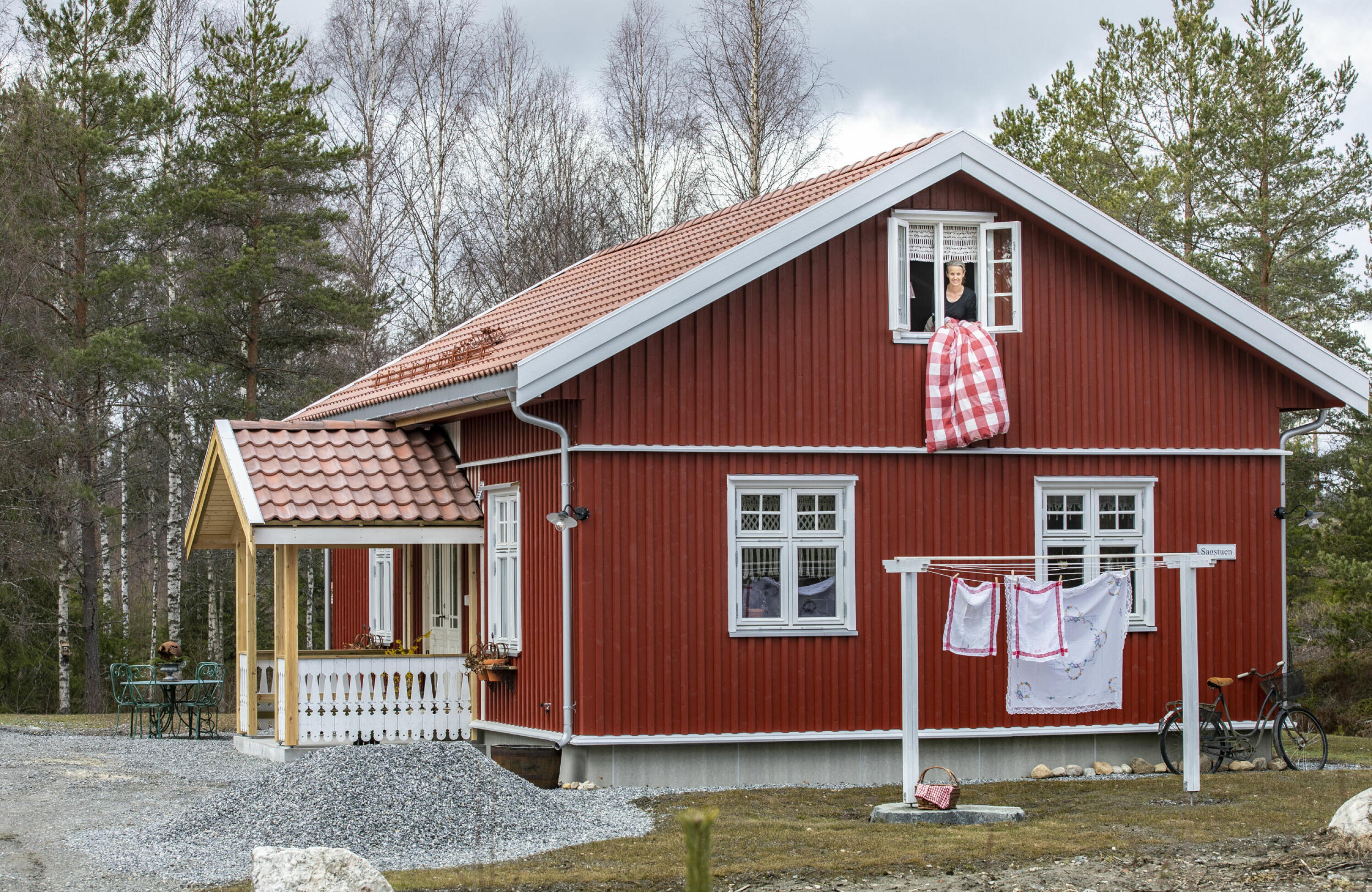 VELKOMMEN, VÅR: Det er vår på Sagstuen i dag. Therese lufter sengetøyet, og hun har tatt med klesvasken ut.