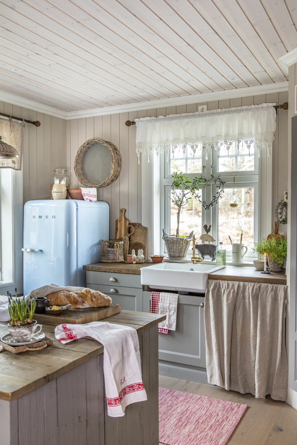 SAMMENSATT KJØKKEN: Therese ønsket å skape sitt eget landlige kjøkken med ulike materialer og møbler. En overhengende porselensvask var et must!