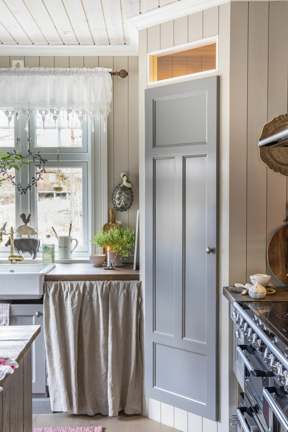 SPISKAMMERS: Det var en ting Therese bare måtte ha i huset sitt, og det var et spiskammers. Døra er håndlagd av en møbelsnekker med sans for gamle hus.