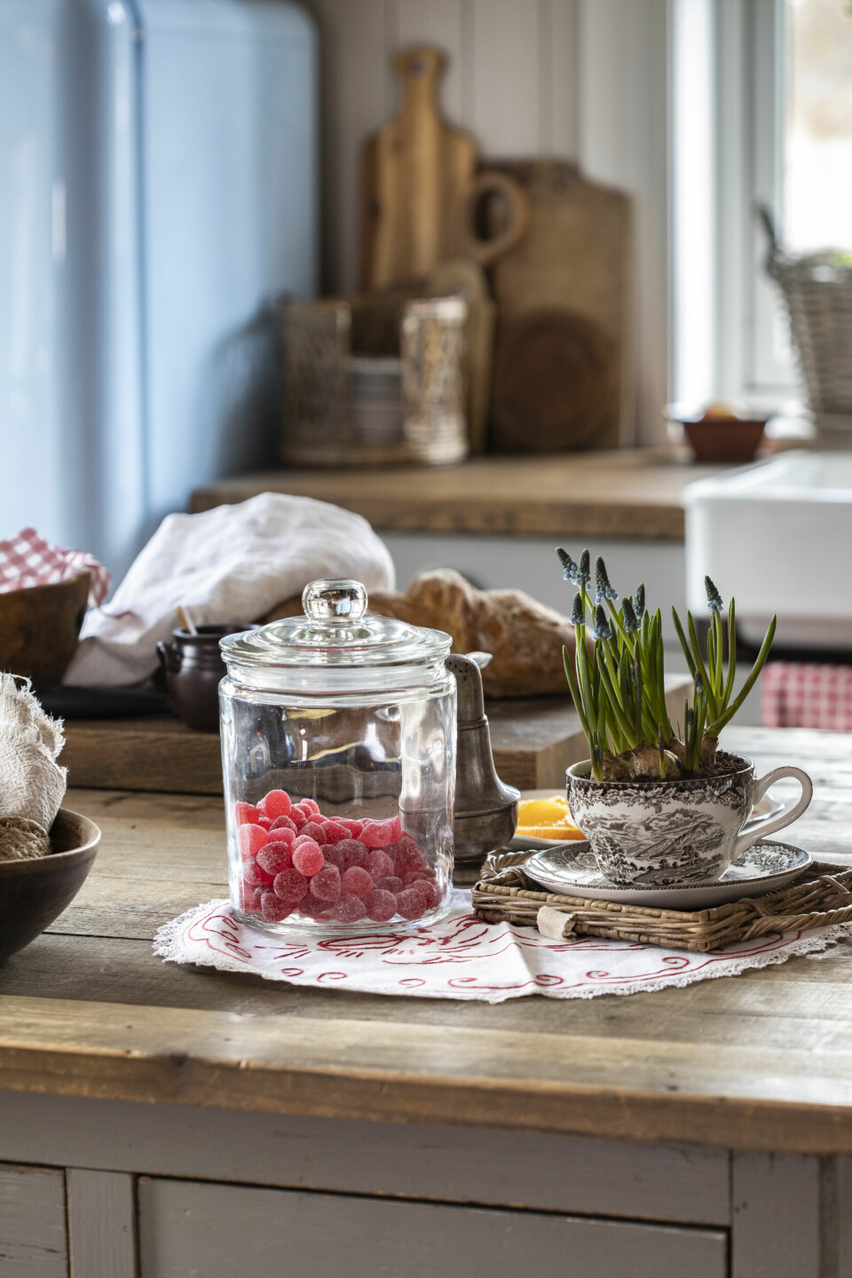 FINE KRUKKER: Therese er glad i å bruke krukker til ting og tang. Disse røde sukkertoppene har hun alltid på benken.