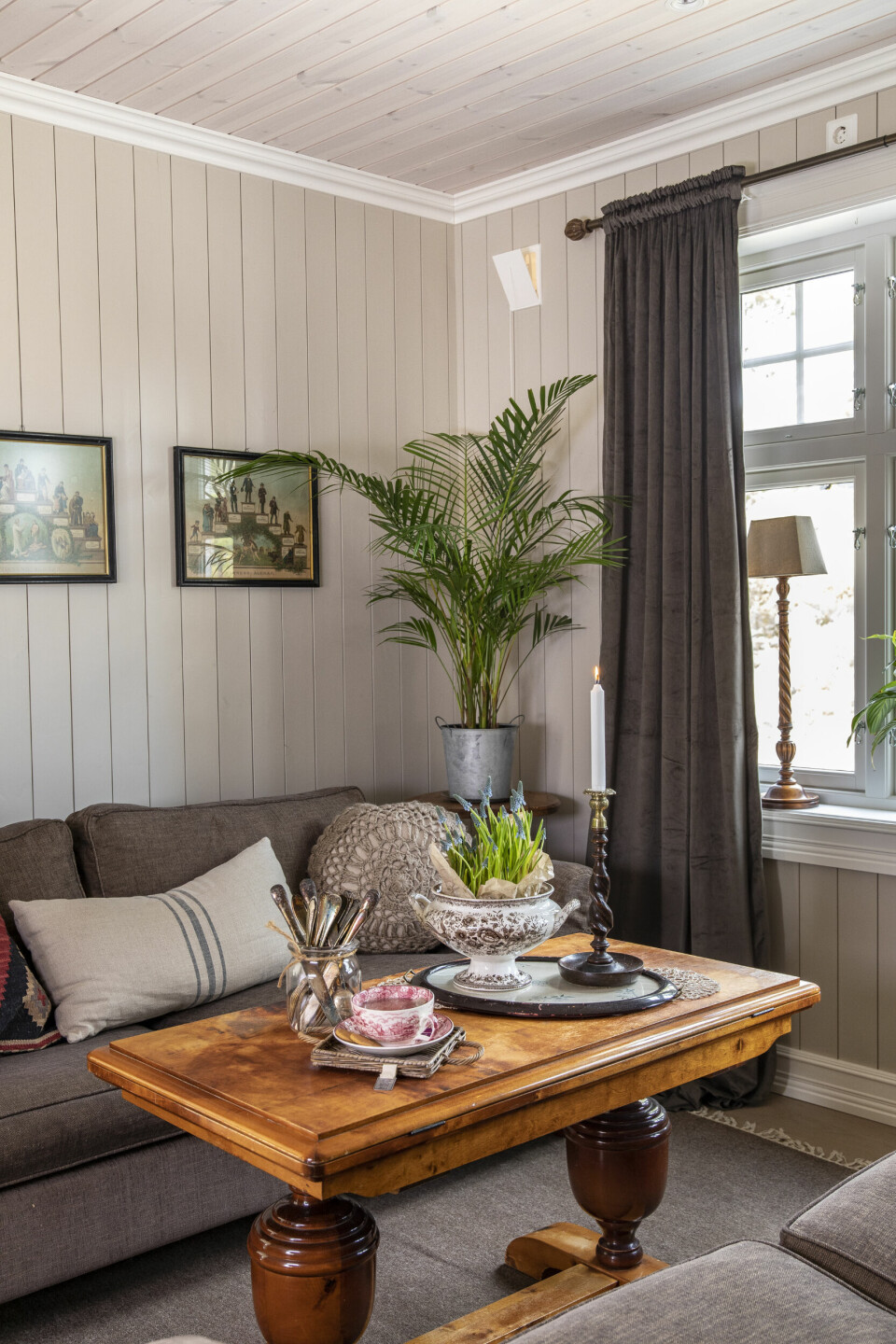 NATURLIGE TONER: Paletten i huset går i naturtoner. De fleste møblene er bruktfunn. Det er også mange nye, pene møbler å finne på nettet.