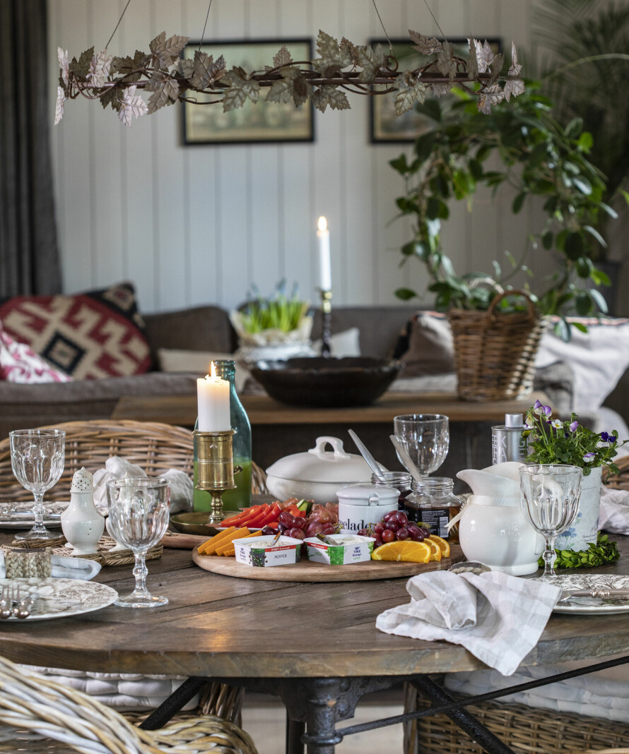 TIL BORDS: Det passer godt med et rundt spisebord her, som et skille mellom kjøkken og stue.