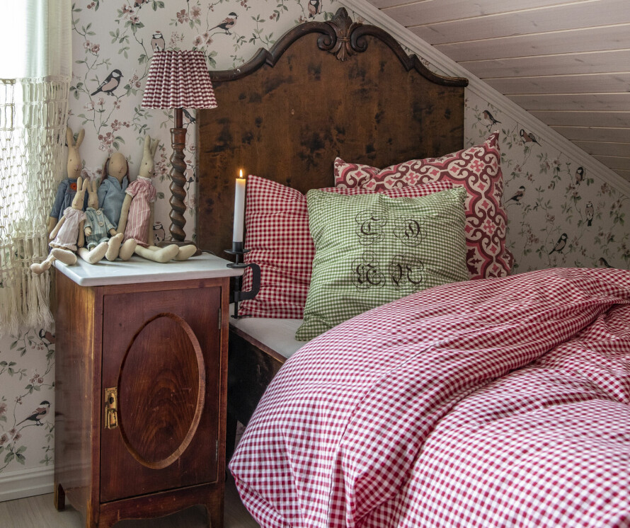 GJESTEROMMET: Therese forelsket seg i dette fugletapetet, som sammen med den gamle senga gjør gjesterommet ekstra koselig.