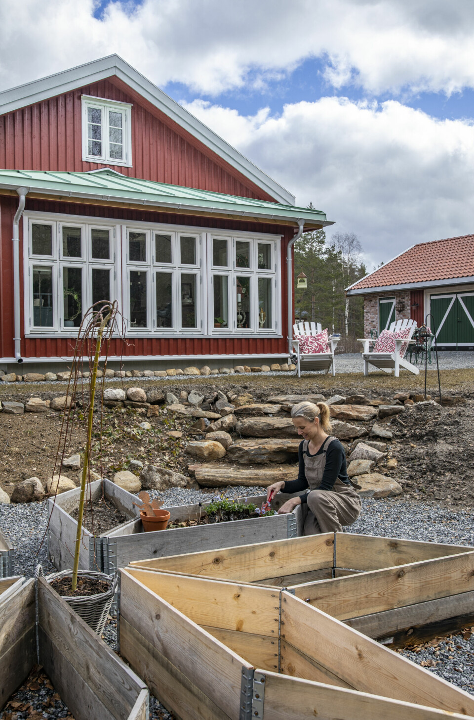 HAGEPROSJEKTER: Nå som huset snart er helt ferdig, har Therese begynt på uteområdene. Disse plantekassene er satt i stjerneform istedenfor i firkanter.