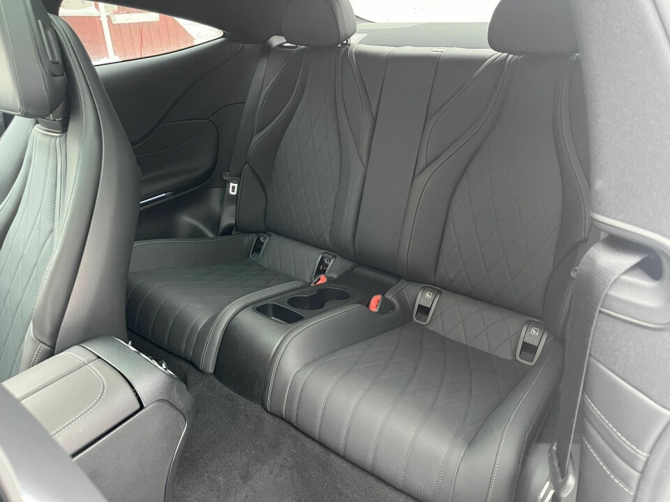 BARNESETER: Forseggjorte bakseter som er ubrukelige for voksne. Isofix er imidlertid på plass.